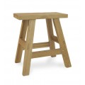 Venkovská taburetka Madero z masivního teakového dřeva ve světle hnědé barvě se šikmýma nohama a robustní vrchní deskou