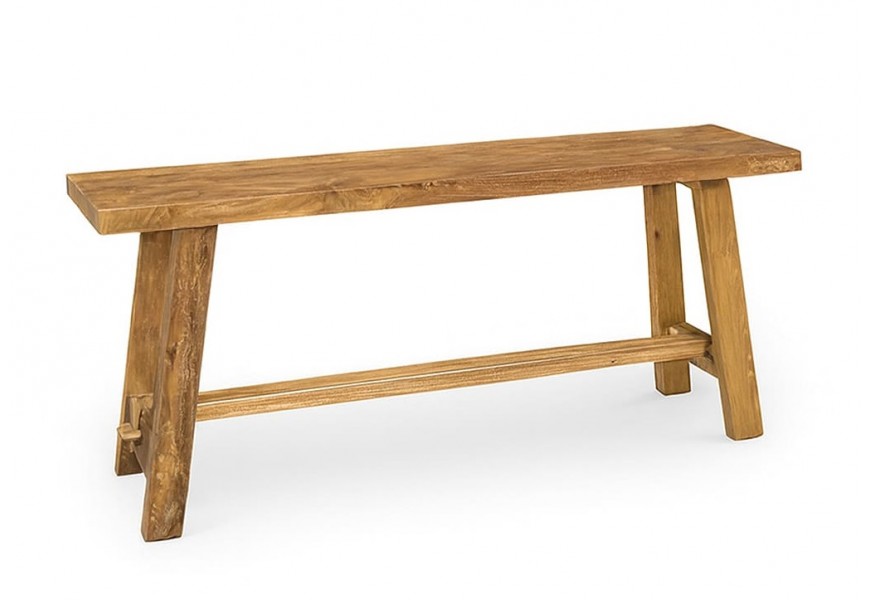 Venkovská masivní obdélníková lavice Madero z teakového dřeva ve zlatohnědé barvě se zkoseným pevným nohama s příčnou deskou uprostřed a výraznou přírodní strukturou dřeva