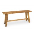Venkovská masivní obdélníková lavice Madero z teakového dřeva ve zlatohnědé barvě se zkoseným pevným nohama s příčnou deskou uprostřed a výraznou přírodní strukturou dřeva