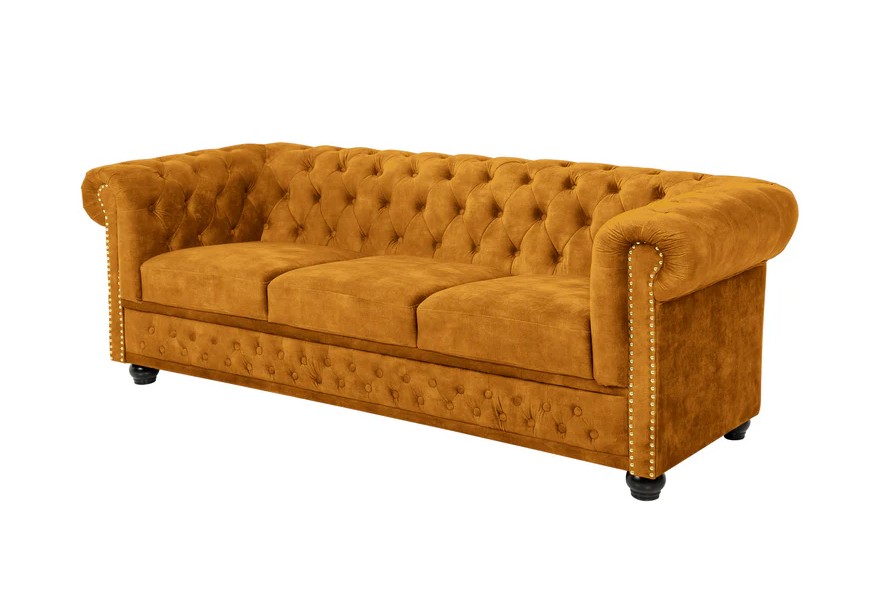 Barokní sametová žlutá třímístná sedačka Maya s chesterfield čalouněním s dekorativními nýty ve zlaté barvě se zaoblenými opěrkami na ruce s kulatými nožičkami z černého dřeva