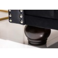 Designová sametová černá třímístná sedačka Maya s chesterfield prošíváním s kulatými černými nožičkami 205 cm