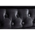Designová sametová černá třímístná sedačka Maya s chesterfield prošíváním s kulatými černými nožičkami 205 cm