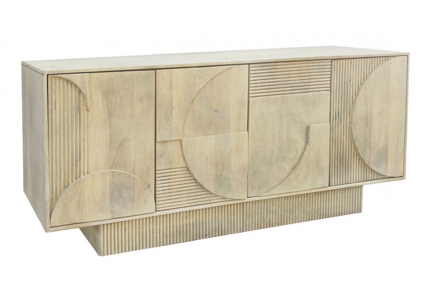 Masivní art deco čtyřdveřový příborník Sonia s drážkovanou obdélníkovou podstavou a vyřezávaným geometrickým reliéfem na dveřích s kruhovými a lineárními prvky z mangového dřeva s bělenou povrchovou úpravou ve světle hnědé barvě s šedou strukturou
