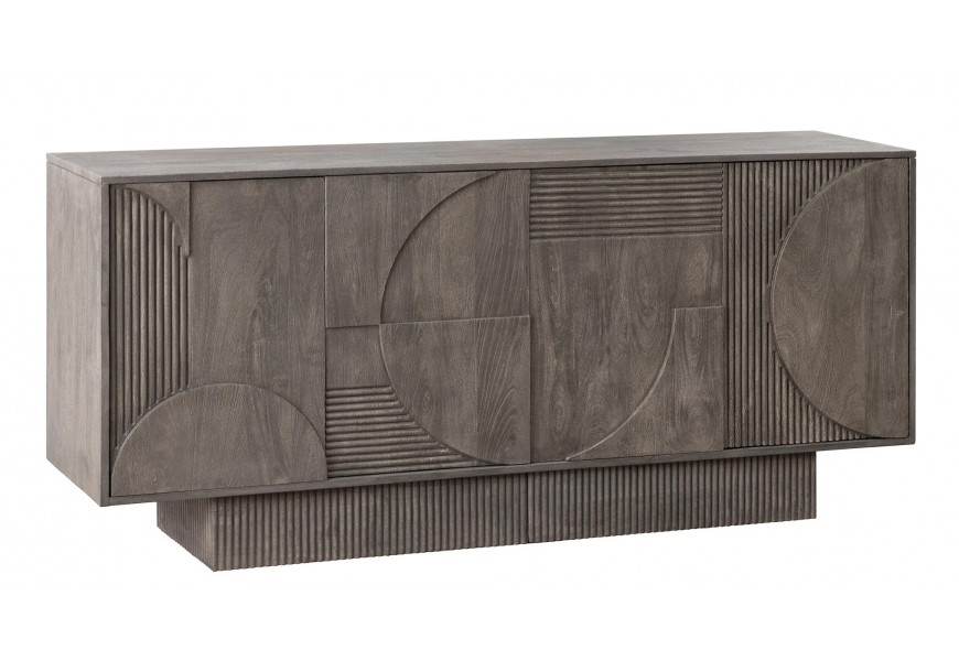 Masivní art deco šedý čtyřdveřový příborník Sonia z mangového dřeva s přiznanou kresbou letokruhů v obdélníkovou žebrovanou podstavou a vyřezávaným geometrickým reliéfem na přední straně s motivem kruhů a rovných linií