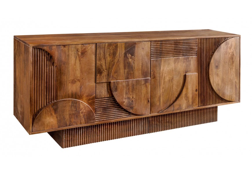 Moderní art deco příborník Sonia z masivního mangového dřeva v tmavě hnědé barvě s výraznou strukturou s drážkovanou podstavou a čtyřmi dvířky s vyřezávaným geometrickým reliéfním zdobením