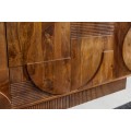Masivn&iacute; art deco čtyřdveřov&yacute; př&iacute;born&iacute;k Sonia z mangov&eacute;ho dřeva v natur&aacute;ln&iacute; hněd&eacute; barvě s geometrick&yacute;m reli&eacute;fem 170 cm