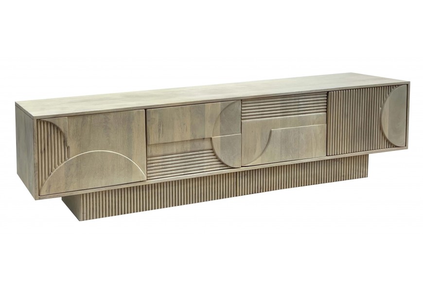 Designový masivní čtyřdveřový televizní stolek Sonia z mangového dřeva s bělenou povrchovou úpravou ve světle hnědošedé barvě s obdélníkovou podstavou s vertikálním žebrováním a geometrickým vyřezávaným reliéfem na dvířkách