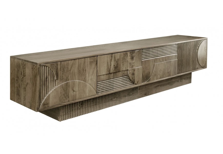 Moderní art deco šedý čtyřdveřový televizní stolek Sonia s plnou drážkovanou podstavou a vyřezávaným geometrickým reliéfem z masivního mangového dřeva v naturální šedé povrchové úpravě