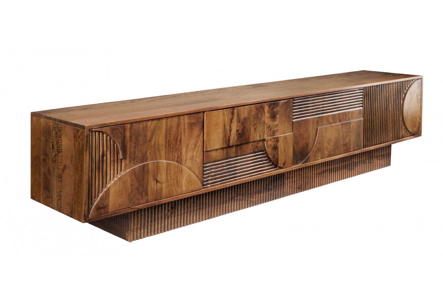 Art deco masivní televizní stolek Sonia se čtyřmi dvířky s geometrickým mozaikovým reliéfem s drážkovanou podstavou z mangového dřeva v naturální tmavě hnědé barvě s přiznanou strukturou