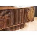 Designový art deco čtyřdveřový TV stolek Sonia s geometrickým reliéfem z masivního mangového dřeva v hnědé barvě 200 cm