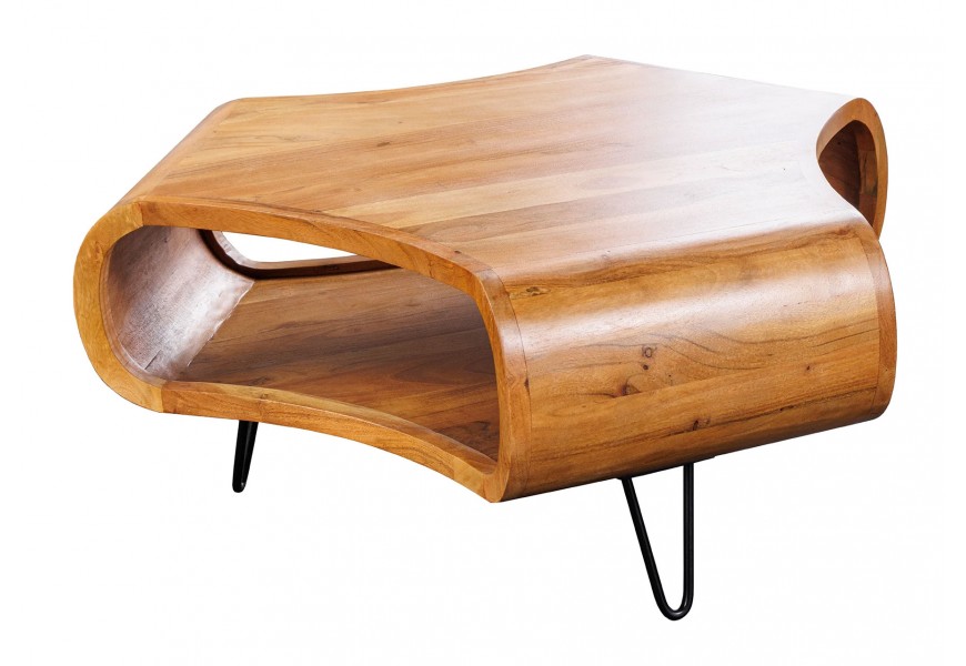 Designový industriální konferenční stolek Spin atypického tvaru z masivního akáciového dřeva s ohýbaným designem a poličkou v medové hnědé barvě se třemi černými kovovými nožičkami