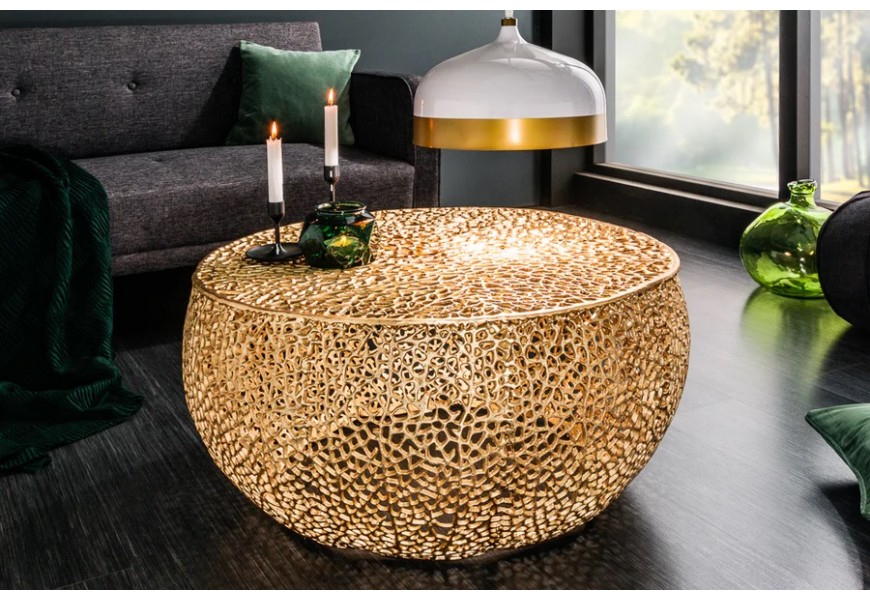 Designový moderní kulatý kovový konferenční stolek Hoja ve zlaté barvě s plnou podstavou a mírně asymetrickým tvarováním s výplní s organickým vzorem buněčné struktury listů