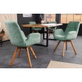Designov&aacute; zelen&aacute; boucl&eacute; j&iacute;deln&iacute; židle Gothenborg s n&iacute;zk&yacute;mi bočn&iacute;mi opěrkami a dubov&yacute;mi nožičkami 85 cm