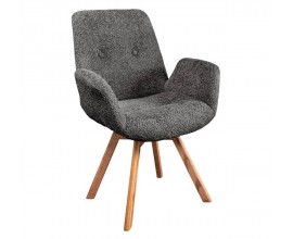 Moderní skandinávská jídelní židle Gothenborg s otočnou sedací částí s nízkými opěrkami na ruce a zádovou opěrkou se dvěma knoflíky s potahem z bouclé v tmavě šedé barvě s nožičkami z masivního dubového dřeva ve světle hnědé barvě