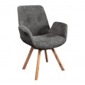 Moderní skandinávská jídelní židle Gothenborg s otočnou sedací částí s nízkými opěrkami na ruce a zádovou opěrkou se dvěma knoflíky s potahem z bouclé v tmavě šedé barvě s nožičkami z masivního dubového dřeva ve světle hnědé barvě