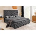 Moderní chesterfield čalouněná manželská postel Kreon s obdélníkovým čelem a základnou s úložným prostorem s potahem ze sametu v tmavě šedé barvě s prošíváním s kulatými knoflíky na nízkých černých nožičkách