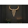 Designov&aacute; modern&iacute; zlat&aacute; n&aacute;stěnn&aacute; dekorace Bull ve tvaru b&yacute;č&iacute; lebky s ornament&aacute;ln&iacute;m zdoben&iacute;m a hněd&yacute;mi dřevěn&yacute;mi rohy 60 cm