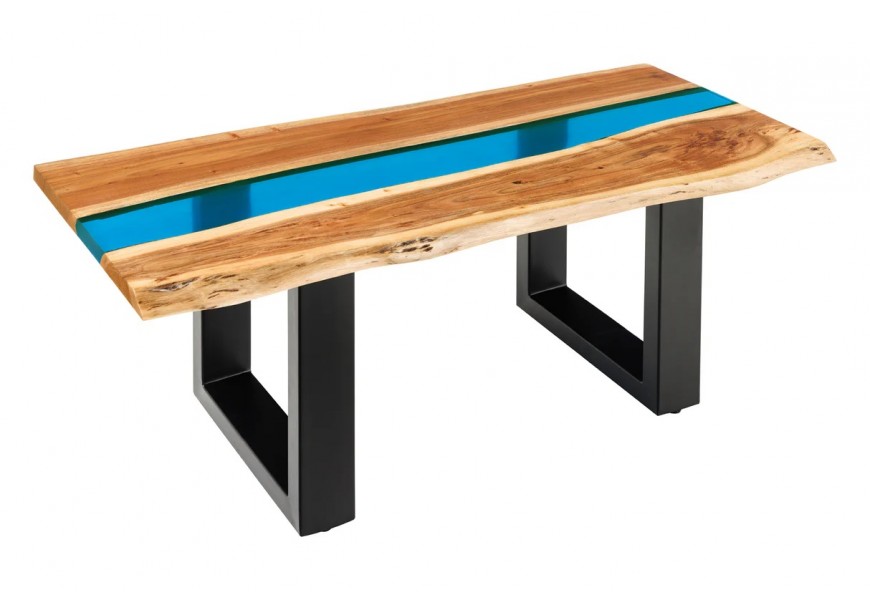 Designový industriální konferenční stolek Aquila s obdélníkovou vrchní deskou s modrým průhledným pásem z epoxidové pryskyřice ve středu a dvěma masivními akáciovými deskami v naturální hnědé barvě s organickou hranou se dvěma černými kovovými nohami ve tvaru U