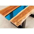 Designov&yacute; masivn&iacute; obd&eacute;ln&iacute;kov&yacute; konferenčn&iacute; stolek Aquila s hnědou akac&iacute; deskou s modr&yacute;m epoxidov&yacute;m pruhem 110 cm