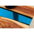 Designov&yacute; masivn&iacute; obd&eacute;ln&iacute;kov&yacute; konferenčn&iacute; stolek Aquila s hnědou akac&iacute; deskou s modr&yacute;m epoxidov&yacute;m pruhem 110 cm