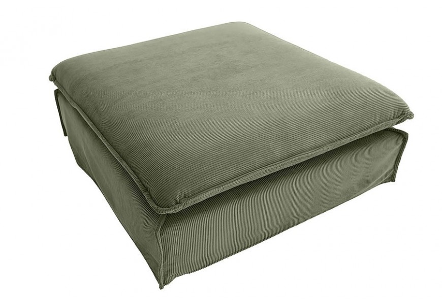 Moderní skandinávská taburetka Heaven čtvercového tvaru s nízkými černými nožičkami se sedacím polštářem s kordovým potahem v zelené barvě