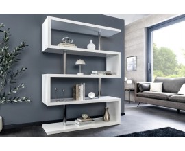 Designov&yacute; modern&iacute; reg&aacute;l Culebra v b&iacute;l&eacute;m leskl&eacute;m proveden&iacute; s line&aacute;rn&iacute; siluetou ve tvaru dvou S se spojovac&iacute;mi tyčemi z kovu s lesklou chromovou povrchovou &uacute;pravou