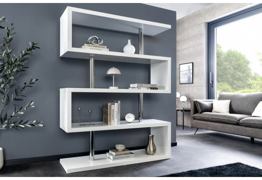 Designový moderní regál Culebra v bílém lesklém provedení s lineární siluetou ve tvaru dvou S se spojovacími tyčemi z kovu s lesklou chromovou povrchovou úpravou