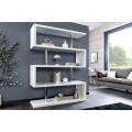 Designový moderní regál Culebra v bílém lesklém provedení s lineární siluetou ve tvaru dvou S se spojovacími tyčemi z kovu s lesklou chromovou povrchovou úpravou