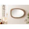 Moderní designové asymetrické nástěnné zrcadlo Courbé organického tvaru se světlým hnědým masivním rámem 105 cm