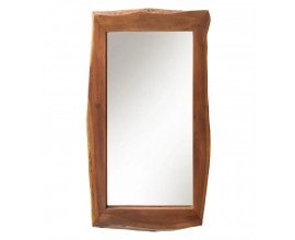 Venkovské moderní závěsné zrcadlo Mammut s obdélníkovým rámem s nepravidelnou vnější hranou s live edge designem z masivního akáciového dřeva v teplé hnědé barvě s výraznou kresbou letorkuhů