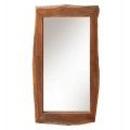 Venkovské moderní závěsné zrcadlo Mammut s obdélníkovým rámem s nepravidelnou vnější hranou s live edge designem z masivního akáciového dřeva v teplé hnědé barvě s výraznou kresbou letorkuhů