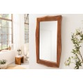 Venkovské masivní nástěnné obdélníkové zrcadlo Mammut s rámem z akáciového dřeva v hnědé barvě s asymetrickým okrajem 160 cm