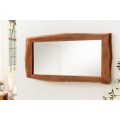 Venkovské masivní nástěnné obdélníkové zrcadlo Mammut s rámem z akáciového dřeva v hnědé barvě s asymetrickým okrajem 160 cm