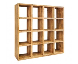 Designová moderní knihovna Steele Craft se šestnácti čtvercovými policemi ve čtyřech řadách z masivního mangového dřeva v naturálním světlém hnědém odstínu s výraznou kresbou letokruhů