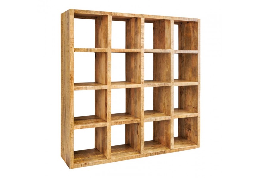 Designová moderní knihovna Steele Craft se šestnácti čtvercovými policemi ve čtyřech řadách z masivního mangového dřeva v naturálním světlém hnědém odstínu s výraznou kresbou letokruhů