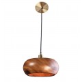 Stylová moderní kulatá závěsná lampa z hnědého masivního akáciového dřeva se stínítkem ve tvaru houby v oblé siluetě se zlatými kovovými detaily a černým kabelem