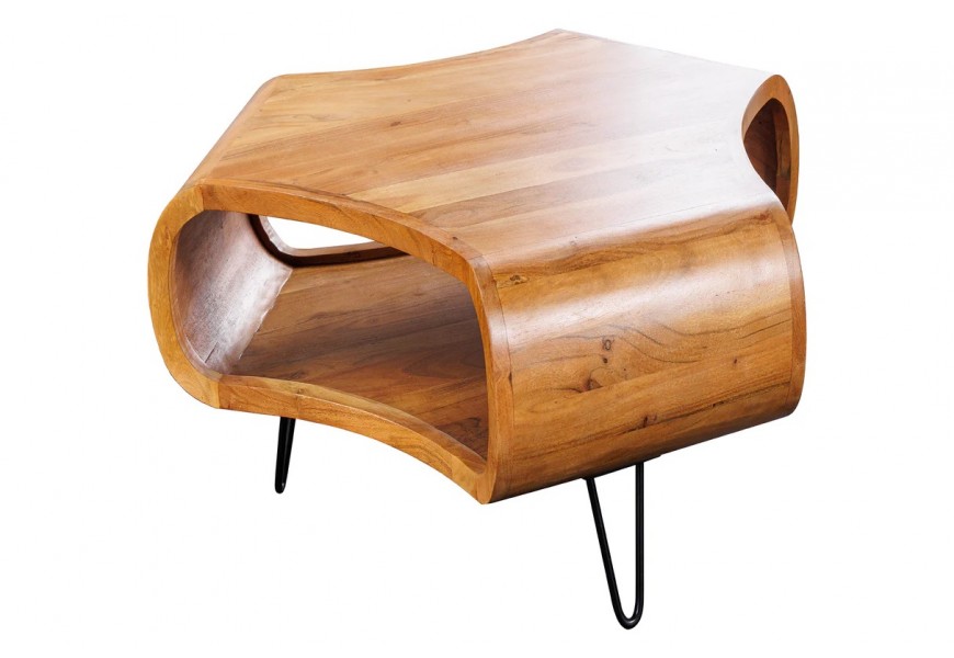 Industri&aacute;ln&iacute; masivn&iacute; atypick&yacute; konferenčn&iacute; stolek Spin z ak&aacute;ciov&eacute;ho dřeva v hněd&eacute; barvě s polic&iacute; a čern&yacute;mi nožičkami 70 cm