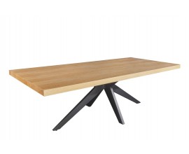 Designov&yacute; industri&aacute;ln&iacute; j&iacute;deln&iacute; stůl Dias s překř&iacute;žen&yacute;ma čtyřmi nohama ve tvaru hvězdy v matn&eacute; čern&eacute; barvě s obd&eacute;ln&iacute;kovou vrchn&iacute; deskou z dubov&eacute; d&yacute;hy v natur&aacute;ln&iacute;m světl&eacute;m hněd&eacute;m odst&iacute;nu s přiznanou kresbou letokruhů