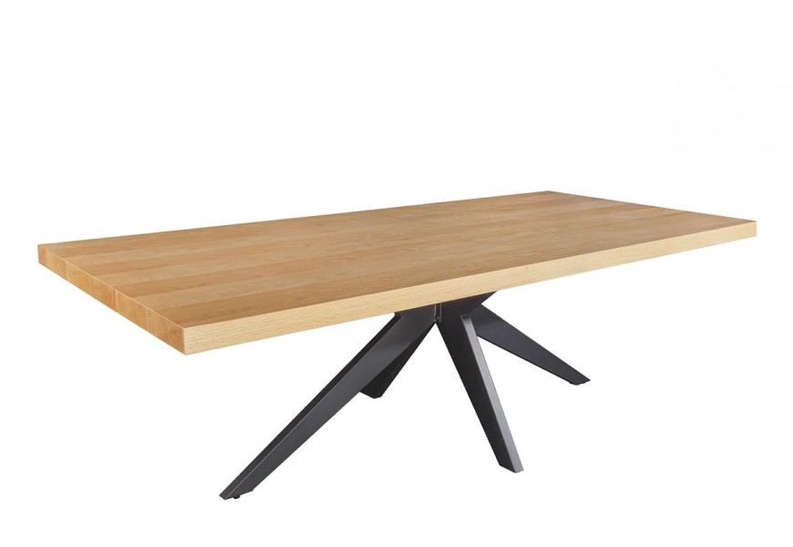 Designový industriální jídelní stůl Dias s překříženýma čtyřmi nohama ve tvaru hvězdy v matné černé barvě s obdélníkovou vrchní deskou z dubové dýhy v naturálním světlém hnědém odstínu s přiznanou kresbou letokruhů