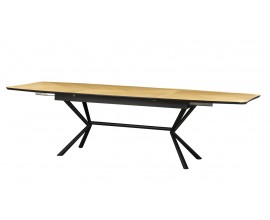 Modern&iacute; industri&aacute;ln&iacute; j&iacute;deln&iacute; stůl Arkline s obd&eacute;ln&iacute;kovou vrchn&iacute; deskou s rozkl&aacute;dac&iacute; funkc&iacute; se zaoblen&yacute;mi hranami z dubov&eacute; d&yacute;hy ve světle hněd&eacute; barvě s diagon&aacute;ln&iacute; kresbou dřeva s černou matnou podstavou z kovu