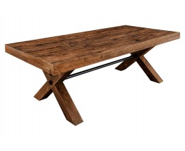 Venkovsk&yacute; industri&aacute;ln&iacute; j&iacute;deln&iacute; stůl Sawyer s obd&eacute;ln&iacute;kovou vrchn&iacute; deskou a dvěma zkř&iacute;žen&yacute;ma nohama ve tvaru X propojen&yacute;mi kovovou černou tyč&iacute; z kombinace masivn&iacute;ho a d&yacute;hovan&eacute;ho dřeva v tmavě hněd&eacute; barvě s rustik&aacute;ln&iacute; patinou