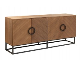 Moderní industriální příborník Arkline z dýhovaného ořechového dřeva v teplé hnědé barvě s výraznou kresbou letokruhů se střídavým diagonálním směřováním na dvířkách s kulatými úchyty a podstavou z kovu v matné černé barvě