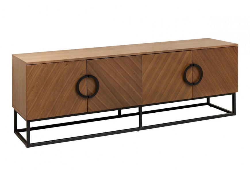 Moderní art deco televizní stolek Arkline s úložným prostorem se čtyřmi dvířky s chevronovým vzorem z ořechového dýhovaného dřeva s úchytkami a podstavou z kovu matné černé barvě