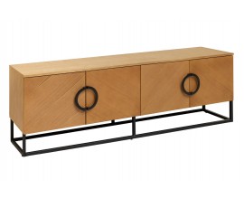 Moderní industriální čtyřdveřový televizní stolek Arkline z dubové dýhy ve světle hnědé barvě s diagonálním designem na dvířkách s kulatými úchyty a lineární podstavou z kovu v černé barvě