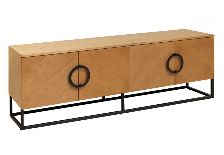 Moderní industriální čtyřdveřový televizní stolek Arkline z dubové dýhy ve světle hnědé barvě s diagonálním designem na dvířkách s kulatými úchyty a lineární podstavou z kovu v černé barvě