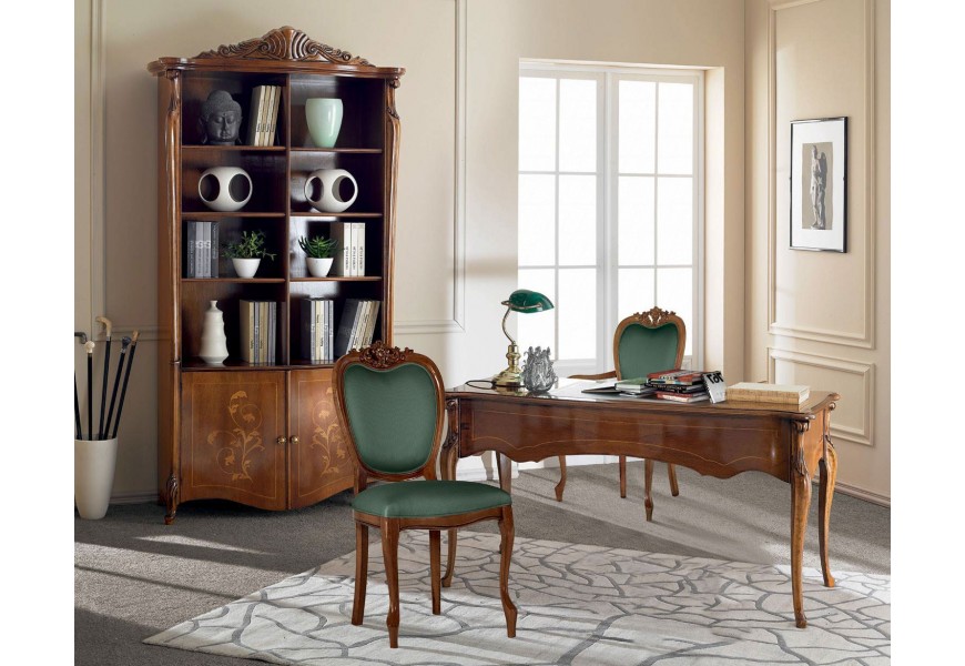 Luxusní rustikální pracovní sestava Pasiones z masivního dřeva v teplém hnědém odstínu s vyřezávanými ornamentálními detaily s psacím stolem s židlí bez opěrek as opěrkami na ruce a vysokou knihovnou