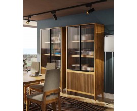 Luxusn&iacute; modern&iacute; obd&eacute;ln&iacute;kov&aacute; vitr&iacute;na Tallin s vroubkovan&yacute;m sklem se čtyřmi dv&iacute;řky 200 cm