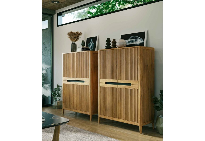 Luxusní obdélníkový příborník Tallin se čtyřmi dvířky v hnědé barvě z dubového dřeva s vroubkovaným povrchem s nízkými nožičkami a policemi ze skla