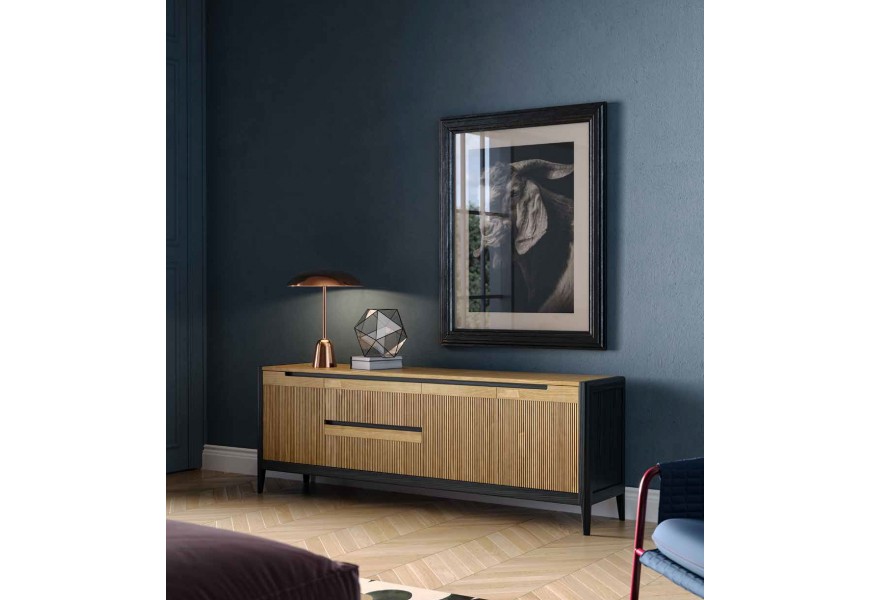 Luxusní moderní televizní stolek Tallin v hnědé a černé barvě z dubového dřeva s vroubkovaným povrchem se třemi dvířky a dvěma šuplíky