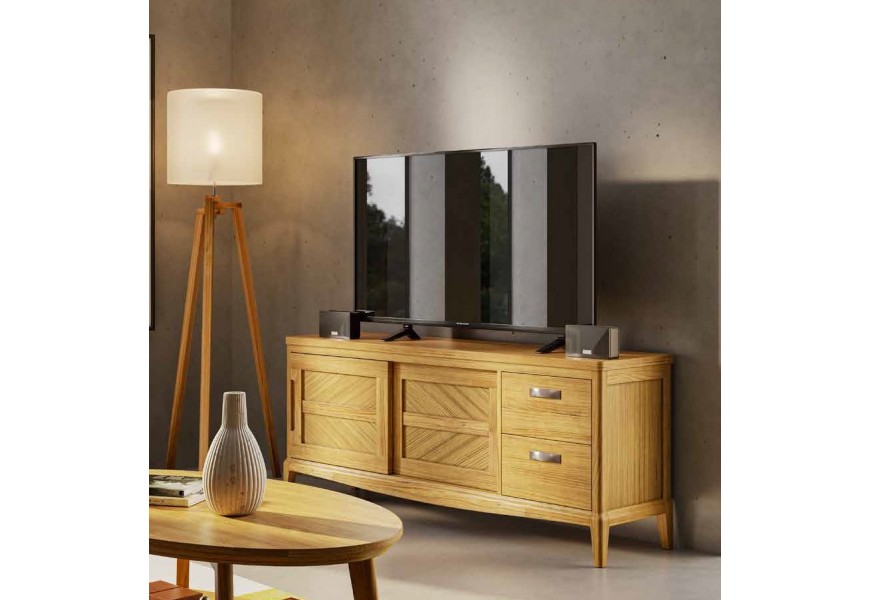 Luxusní venkovský hnědý televizní stolek Quebec v obdélníkovém tvaru s posuvnými dvířky s vyříznutými úchyty a dvěma zásuvkami s kovovými úchyty se zaoblenými hranami a nízkými nožičkami se zkosenou vnitřní stranou